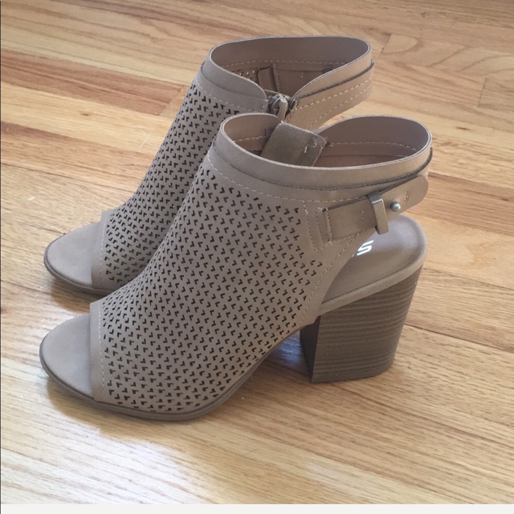 NWT Laser Cut Tan Booties, Size 8